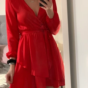 NA-KD Linn ahlborg klänning - Storlek 36. Aldrig använd, lappen sitter fortfarande kvar. perfekta julklänningen😍