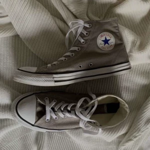 Converse - Frakten är inräknad i priset!!💞 Startbud på 300 kr och om det blir många intresserade kommer det startas budgivning i kommentarerna! Använda sällan i bra skick, endast lite förstört vid ena märket som syns på bilden.