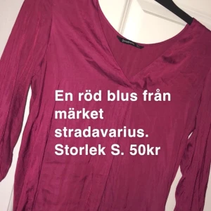 Röd blus med V-ringning - Från Stradavarius 