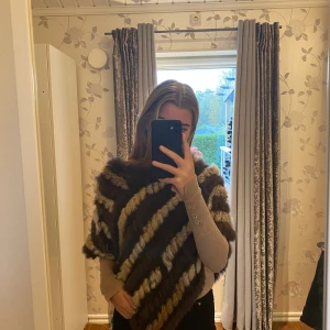 Hollies poncho - Poncho från Hollies med äkta päls (en liten tuss har trillat av)
