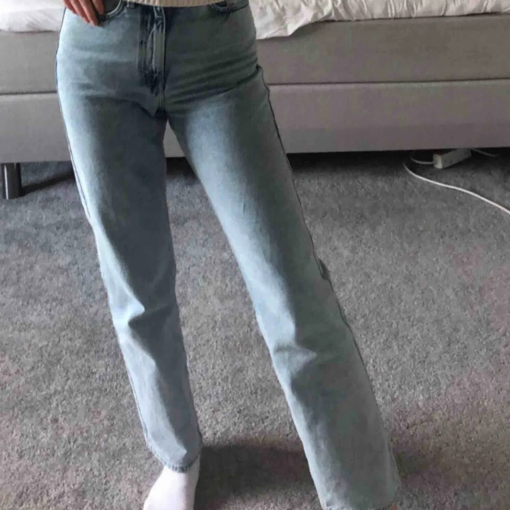 Säljer mina superfina jeans från weekday då dom är köpta i fel storlek💕 dom är endast använda 2-3 ggr och ser ut som nya💕 Frakt är inkluderat i priset!!💕. Jeans & Byxor.