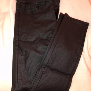 Svarta skinnbyxor - Svarta skinnbyxor från vero moda i storlek xxs men har passform som xs