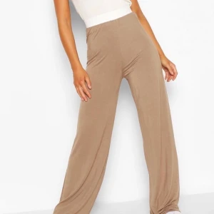 Beiga lösa byxor  - Super härliga och trendiga beiga/bruna byxor! Aldrig använda och passar 34-38