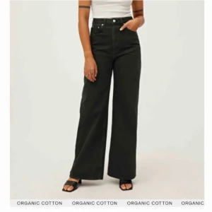 Weekday jeans  - Weekday jeans i modellen ACE, endast testade så dem är i nyskick. Jag är 174cm lång och dem går lite över mina fötter. 