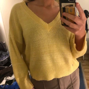 Gul tröja - Jättefin stickad tröja, storlek M😚