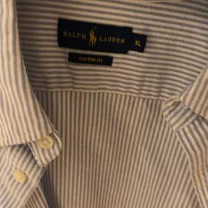 Ralph Laurent skjorta. Passar både dam och herr. Blå randig. Aldrig använd endast provad. 
