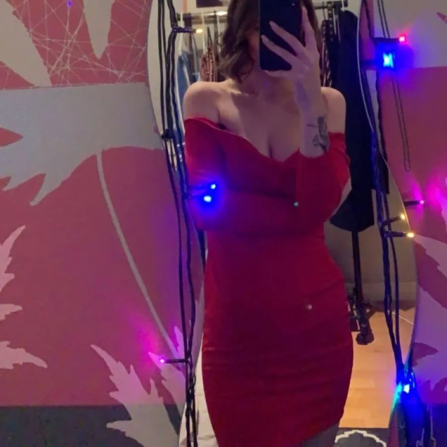Säljer denna superfina röda klänningen från PLT❤️ endast använd på denna bilden så den är i perfekt skick. Storlek 36, skönt material och inte för tight.. Klänningar.