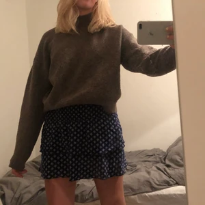 Stickad tröja - Superfin stickad tröja i en mörkgrön färg. Varm och perfekt nu till hösten⚡️