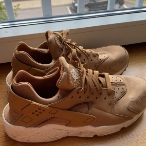 Nike Huarache - Storlek 42,5. Använda vid fåtal tillfällen. 