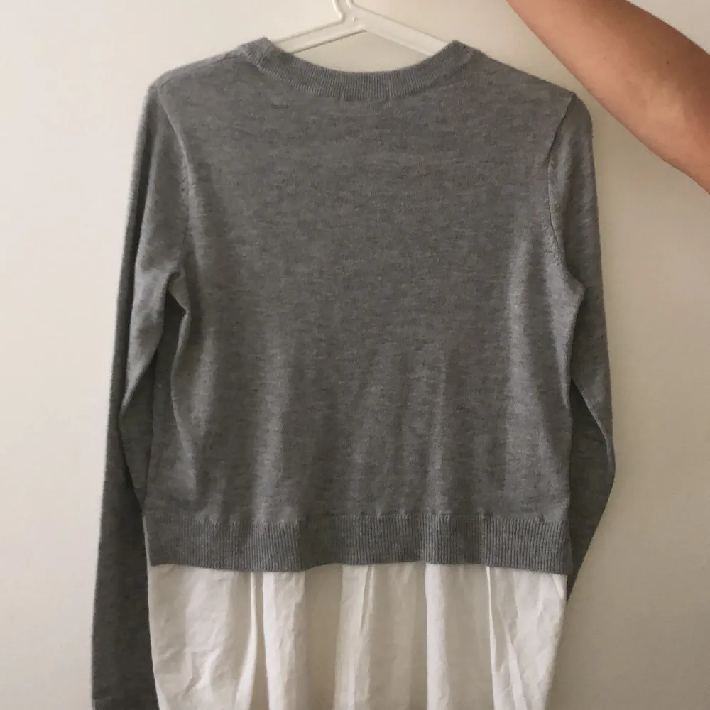 En gråa tjock tröja från hm med insydd skjorta där nere. Skriv för fler bilder . Tröjor & Koftor.