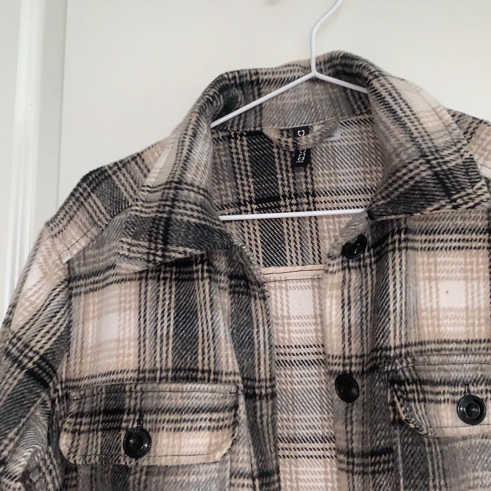 Jättefin rutig och slutsåld skjortjack från H&M. I storlek xs men modellen är oversized. Frakt ingår 📦 . Jackor.