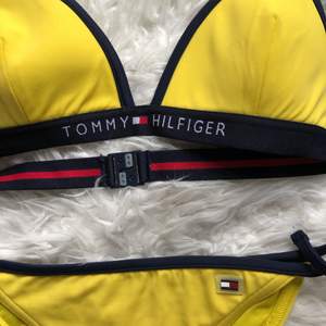 Tommy Hilfiger bikini använd endast en gång. Nypris är mellan 350-550kr per del, beroende på modell och hemsida.  Underdelen är i storlek XS men passar mig som har S och passar troligen en M också då man kan justera banden. Överdelen är i storlek S.