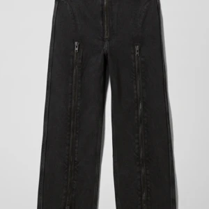 WEEKDAY byxor med dragkedja - Heeelt nya, aldrig använt. Säljer eftersom dom inte passar mig och byxorna har tagit slut. Stlk 36/38. Jävligt snygga kan jag säga. Budgivning i kommentarerna 