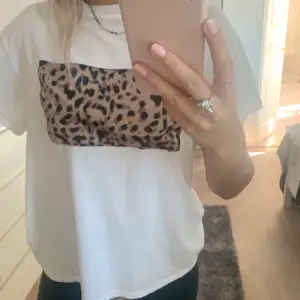 Oversized T-shirt med leopardmönster från Chiquelle. Strl xs men som sagt är den väldigt stor och passar nog dom flesta storlekar, jag har vanligtvis s/m💛💛