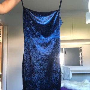 Mini dress - En fin mini dress från Prettylittething i ett velvet material. Fin knytning där bak, aldrig använd med prislapp kvar. Frakt ingår