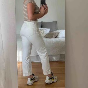  - snygga vita vida ankel jeans med brun/beiga sömmar, sitter perfekt runt midjan och rumpa! Köpta förra sommaren och använda enstaka gånger.🥰kontakta för fler bilder  köparen står för frakt