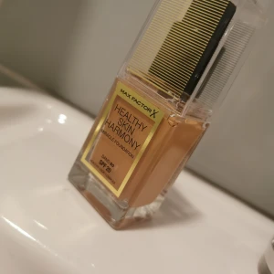 Foundation  - Använd 1 gång. Säljer för de var fel färg för mig. 