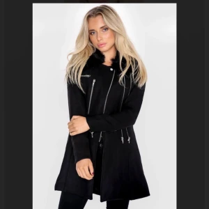 Dennis Maglic - Jacka ifrån Dennis Maglic, luvan fick jag tyvärr inte med, storlek XS-S aldrig använd, original pris 1399 mitt pris 1000kr, vid snabb affär kan jag buda ner priset