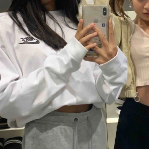  - säljer denna fina nike tröja för 350 då nypris är 900!! säljer den pågrund av att jag slutat använda den!!