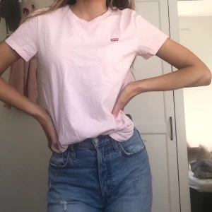 Levi’s tröja - En rosa tröja från Levis, nyskick!! 