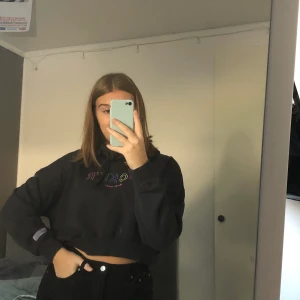 Hoodie 🖤 - Jättehärlig croppad hoodie i en washed-out svart färg från Pull&Bear. 🖤🖤 Kommer tyvärr inte till användning men den är i väldigt fint skick! I storlek L men är ganska liten i storleken, sitter bra på mig som i vanliga fall har S/M 🖤 Köpare står för frakt!