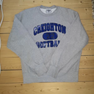 Vintage college crewneck  - Vintage collegetröja fits m-l, General wear no flaws bud från 300 kr minsta höjning 25 kr, köp direkt för 550 plus frakt budgivning avslutas om 4 dgr