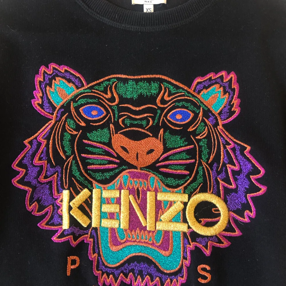 Kenzo collegetröja med glittrig logga. Sparsamt använd. Köparen står för frakten:). Tröjor & Koftor.