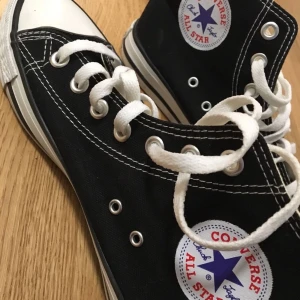 Converse - Säljer sånna höga converse. Skriv för mer bilder och info. Buda, budet ligger på 200