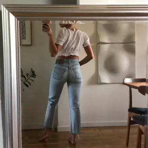 Vintage Levis jeans - Köpta vintage, är 162cm, strl: S. Ena hålet till gylfknappen är sönder men det syns knappt. Slutna vid fickorna men inget som syns.
