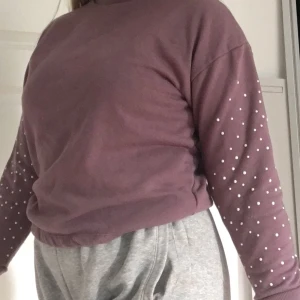 lila tjocktröja - En fin lila tjocktröja med fina pärlor på ärmarna. Strl XS men passar på S-M! Använd en hel del. Köparen står för frakten :)