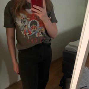 Queen tröja ⚡️ - Säljer nu min nyköpta Quuen tröja från Pull & Beer. Prislapp finns fortfarande kvar, säljs för det inte var min typ utav tröja. Nypris 199kr 💙