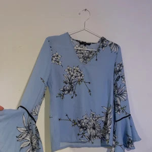 strl XS - Elegant blus från Vera Moda med blommotiv. Storlek XS. Använd cirka fyra gånger, väldigt fint skick.