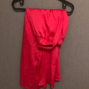 Rosa kjol i strl 36/38 från Nakd, finns även en liten slits. Kan skickas men frakt betalas av köparen. 