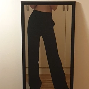 Byxor - Säljer ett par supersköna svarta vida kostymbyxor från bikbok. Säljer pga att dom inte kommer till användning. Byxorna är i fint skick då dom knappt är använda. Vid mer bilder kontakta mig🌸🌸 frakt tillkmr. 