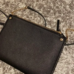 Väska - Snygg väska som rymmer de behövliga💗 knappt använd& frakten ingår💗