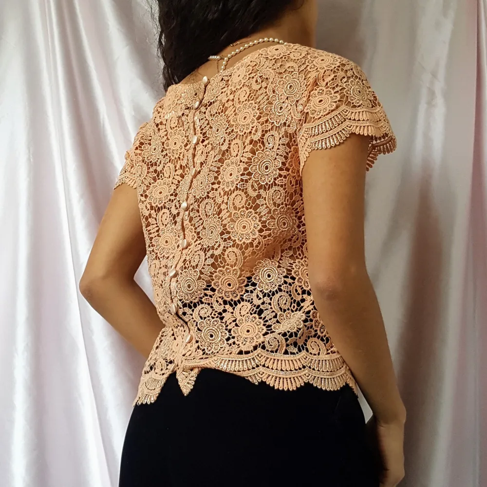 ~20% TIDIGARE 330KR/NU 264KR~ 🦋BEAUTIFUL PEACH AND GOLD LACE PIECE WITH SATIN BUTTON UP ON BACK BY ZETTERBERG COUTURE.   ▪Size S/36 ▪Condition 10/10  🙋🏽‍♀️My measurements ▪Height 161cm / 5'3
