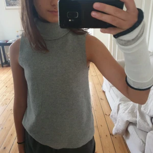 Polo tröja / väst - Säljer min nyinköpta väst från zara.  Fin med en vit t shirt under men funkar även utan💫💥