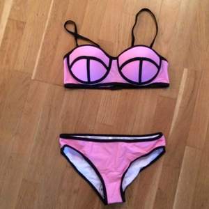 Rosa bikini, ej äkta Triangl
Ej använd 