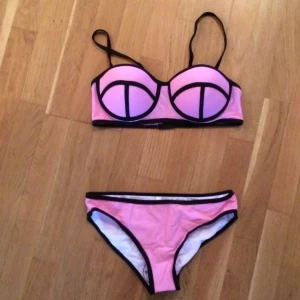  - Rosa bikini, ej äkta Triangl
Ej använd 