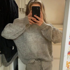 Stickad tröja - Säljer denna superfina slutsålda stickade tröja från bershka. Tröjan har ett litet hål på ryggen (se bild 3) 