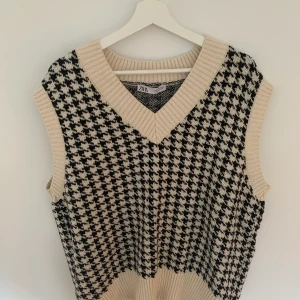 ZARA VÄST - säljer denna populära zara väst i storlek S. slutsåld. Aldrig använd, aldrig tvättad. 350kr eller bud i kommentarerna 🥰