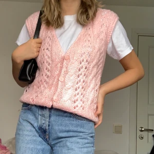 Stickad väst - Säljer min supersöta och trendiga kabelstickade väst💕 buda gärna 💕