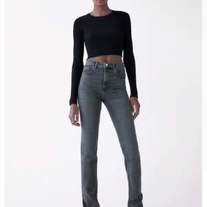 Säljer dessa trendiga fina gråa jeans med split från zara. Endast använda Max 3 gånger så de är inprincip som nya. Säljer då dom är för långa för mig🦋 Priset kan diskuteras. 280kr+frakt (70kr) 