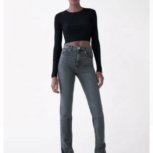 Jeans med split stl. 34 - Säljer dessa trendiga fina gråa jeans med split från zara. Endast använda Max 3 gånger så de är inprincip som nya. Säljer då dom är för långa för mig🦋 Priset kan diskuteras. 280kr+frakt (70kr) 