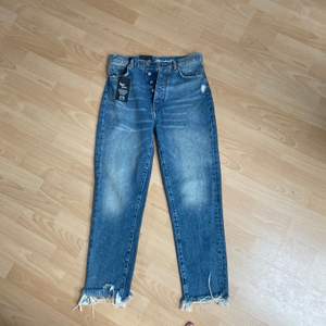 Väldigt snygga Jeans i storlek S, aldrig använda. Lite större i midjan så skulle tippa på att dom passar bättre som M☺️ Nypris: 599 Mitt pris:200