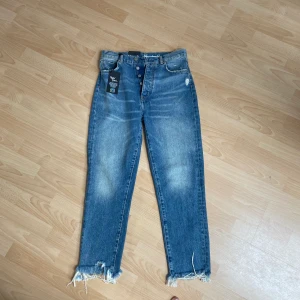 High wasted Mom jeans - Väldigt snygga Jeans i storlek S, aldrig använda. Lite större i midjan så skulle tippa på att dom passar bättre som M☺️ Nypris: 599 Mitt pris:200