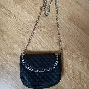 Handväska med kedja - Säljer denna fina väska! 