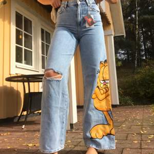 Helt nya superfräna jeans med katten Gustaf, wide leg! (lappen sitter kvar) säljer då jag köpte en stl för liten, jag är ca 173 cm ✨ BUDA I KOMMENTARERNA! (frakt tillkommer)