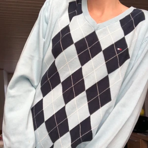 Argyle stickad tröja 💙 - INTRESSEKOLL!🤩Helt ny och oanvänd Tommy hilfiger tröja💙Stickad med argyle mönster (rutig)  Buda i kommentarerna ☺️