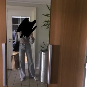 Wide leg Jeans från monki  - Strl 25 så passar folk med XS-S. Gott skick. tvättas innan det skickas. Säljes pga dem är lite för stora till min midja så skulle oxå kunna byta mot en 24.
